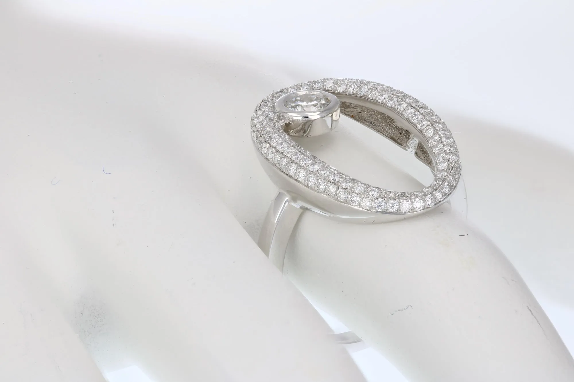0.90 cttw Oval Diamond Engagement Rings in 18K White Gold