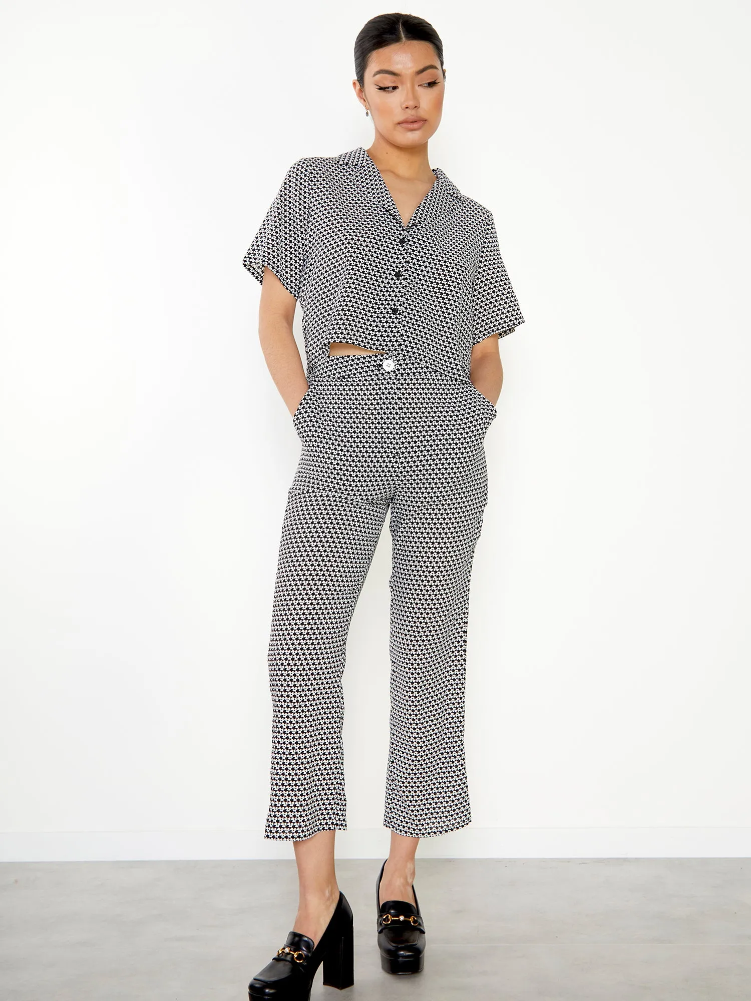 Glamorous Geometric Ditsy Button Front Short Sleeve Shirt