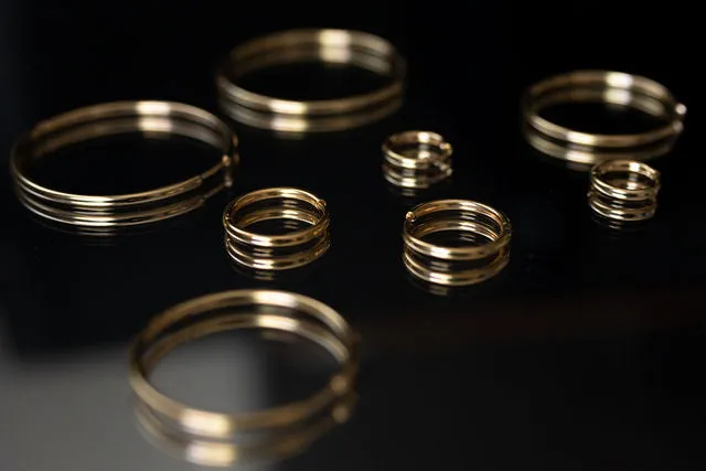 LARGE MODERN HOOPS - GOLD