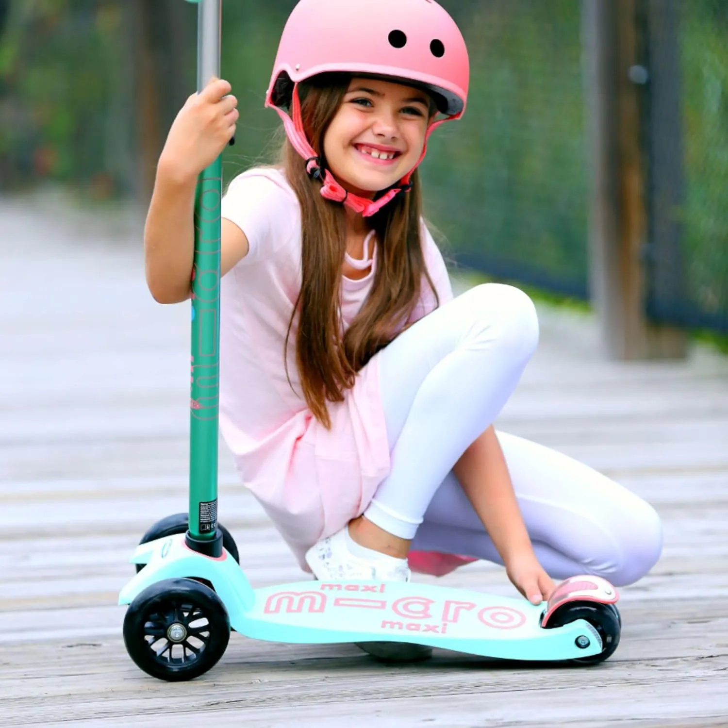 Micro Maxi Micro Deluxe with LED Wheels, Red - MMD068