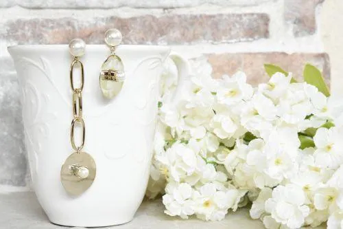 Modern queen asymmetric chain and pearl earrings
